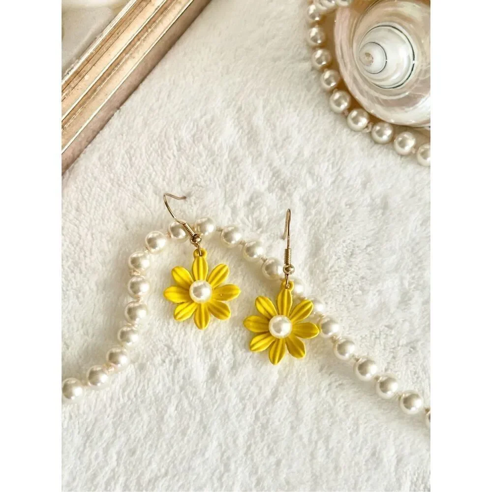 Yellow Daisy dangle earrings with faux pearl ￼